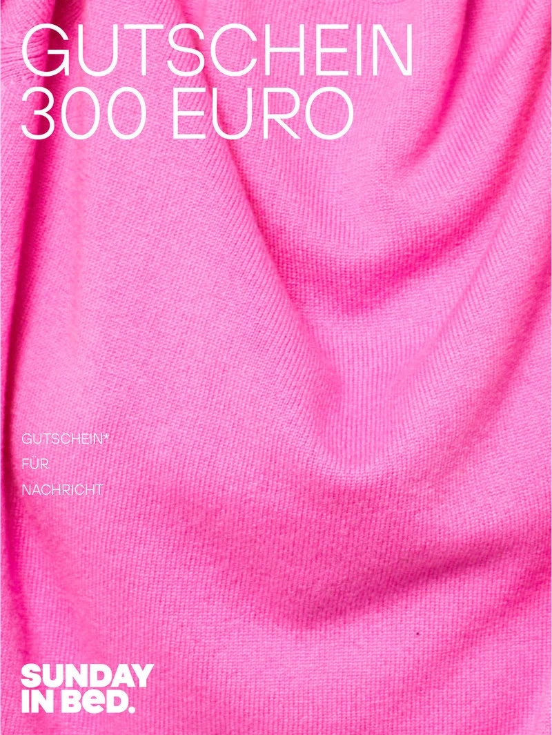 Gutschein 300 Euro wird durch einen pinken Stoff dargestellt. Der Stoff wirft leichte Falten. Oben, links in der Ecke steht in weißen Großbuchstaben „GUTSCHEIN 300 EURO“.
