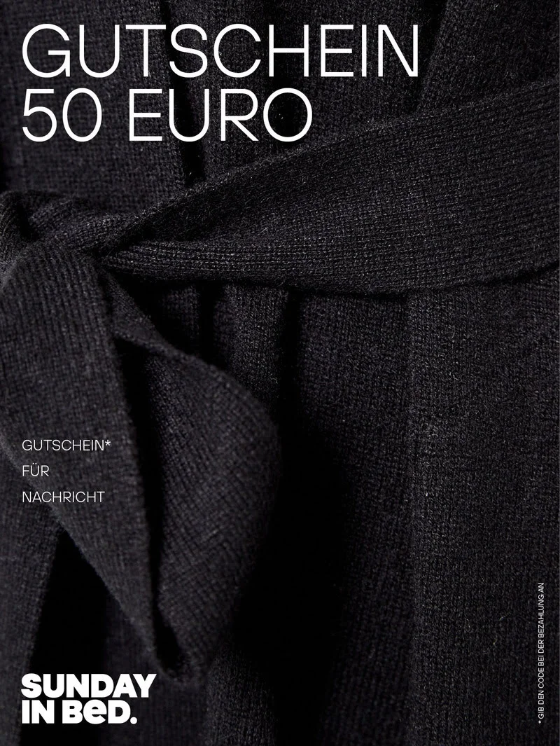 Gutschein 50 Euro ist mit einem schwarzen Kleidungsstück dargestellt. Es ist ein Bindegürtel zu erkennen. Des Weiteren steht oben links in der Ecke, in weißen Großbuchstaben „GUTSCHEIN 50 EURO“.
