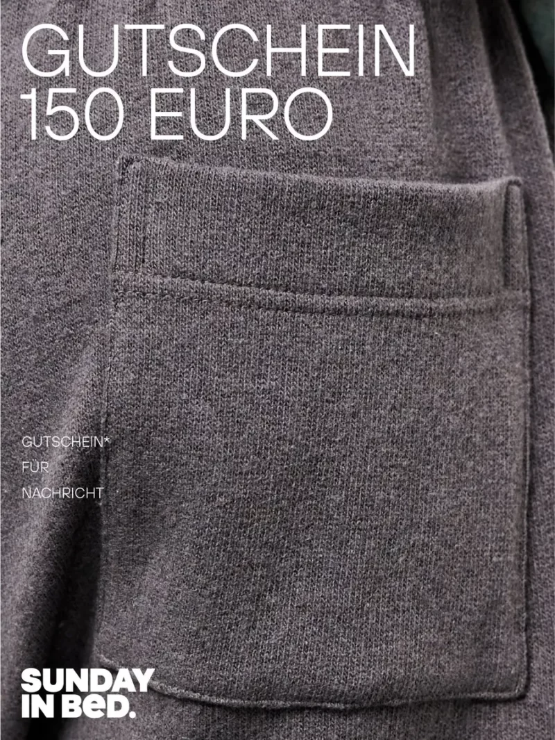 150 Euro Gutschein wird mit einer Nahaufnahme auf eine graue Brusttasche dargestellt. In der linken, oberen Ecke steht in weißen Großbuchstaben „GUTSCHEIN 150 EURO“.