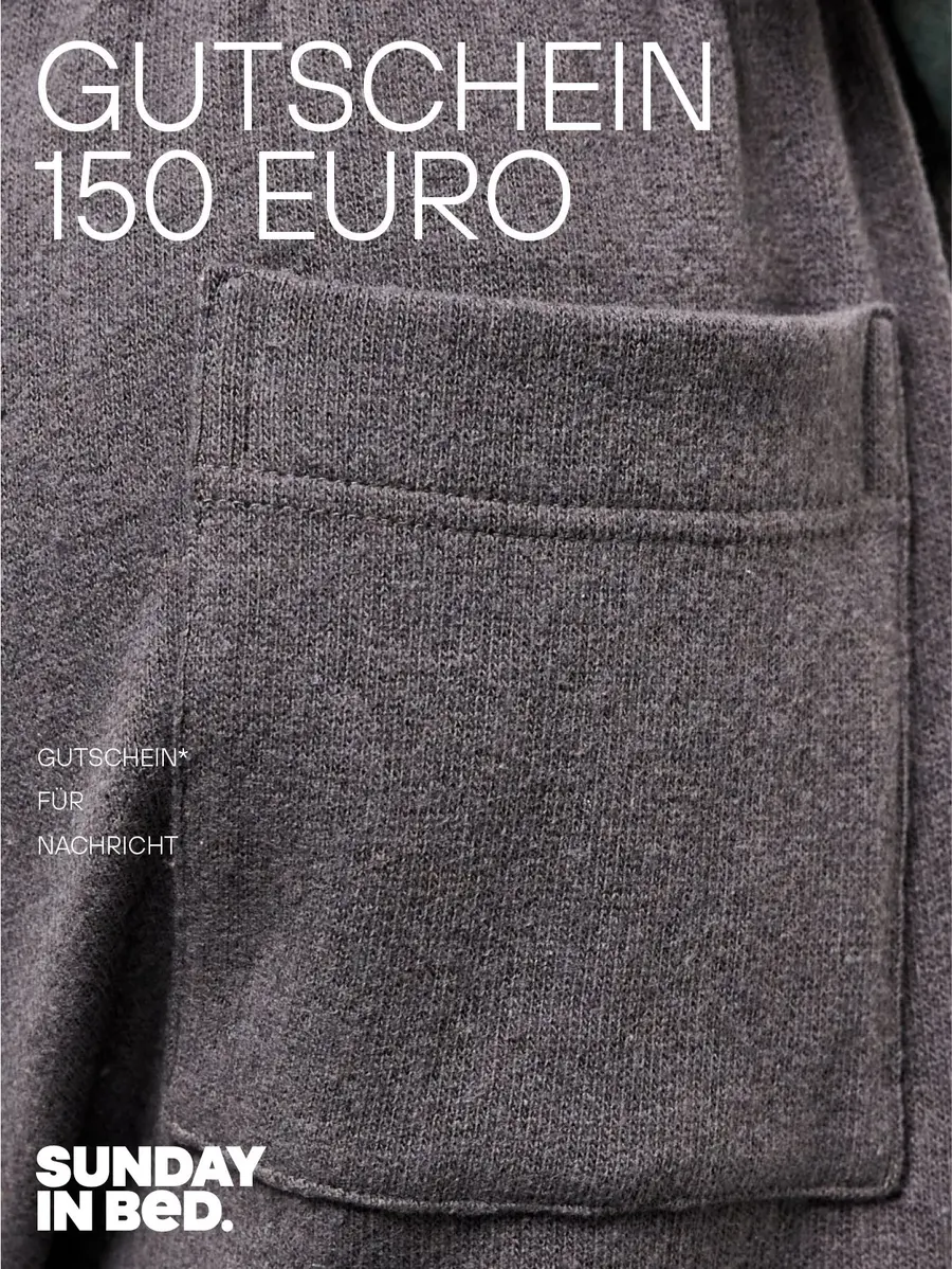 150 Euro Gutschein wird mit einer Nahaufnahme auf eine graue Brusttasche dargestellt. In der linken, oberen Ecke steht in weißen Großbuchstaben „GUTSCHEIN 150 EURO“.