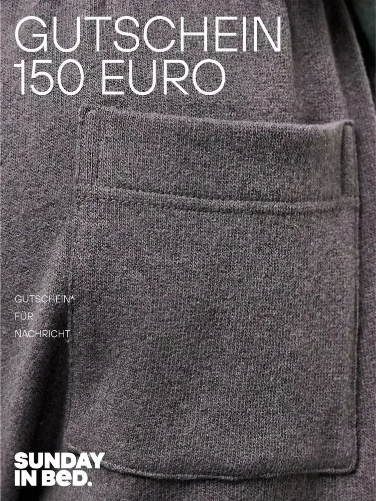150 Euro Gutschein wird mit einer Nahaufnahme auf eine graue Brusttasche dargestellt. In der linken, oberen Ecke steht in weißen Großbuchstaben „GUTSCHEIN 150 EURO“.