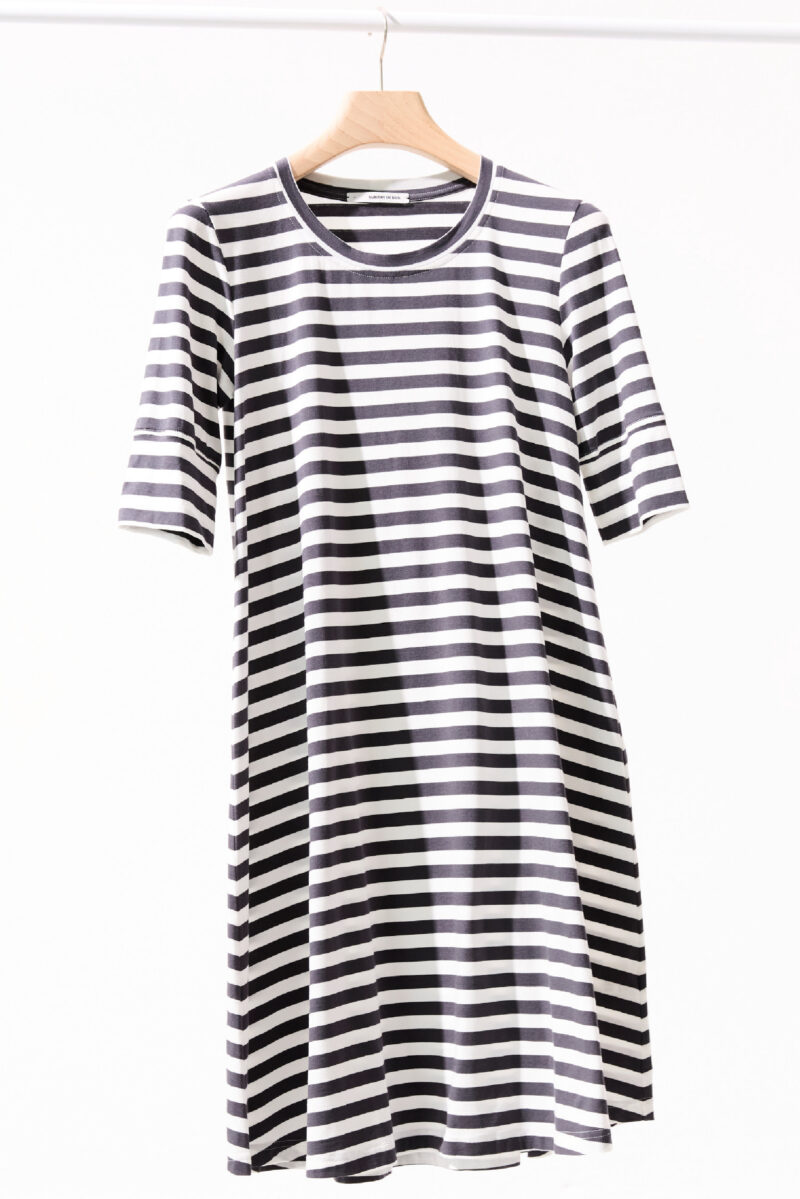 Jersey Nighty in schwarz-weißen Streifen hängt auf einem hellen Holzkleiderbügel an einer weißen Stange.